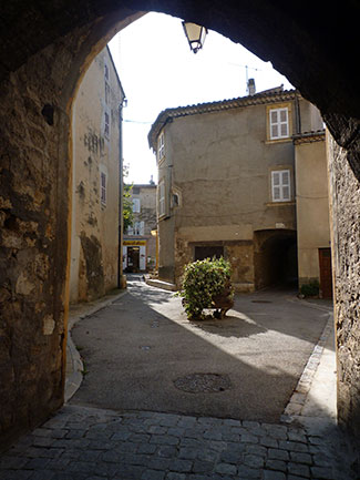 Rue du village de Cabasse sur Issole