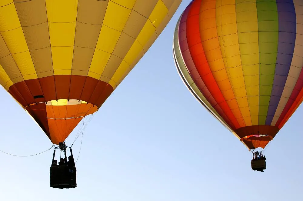 Vol de deux montgolfières