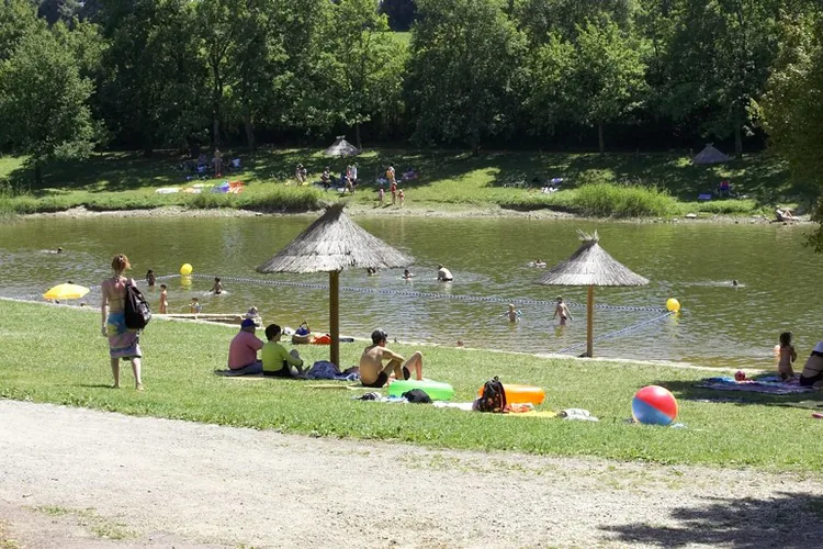 La baignade surveillée en juillet et août vous propose deux plages, sable et gazon...