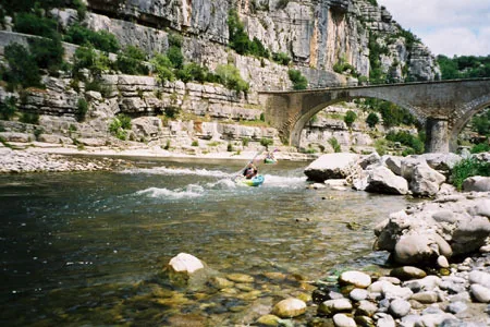Canoë Kayak - Rivière et canoës à Pradons, Ardèche (07)