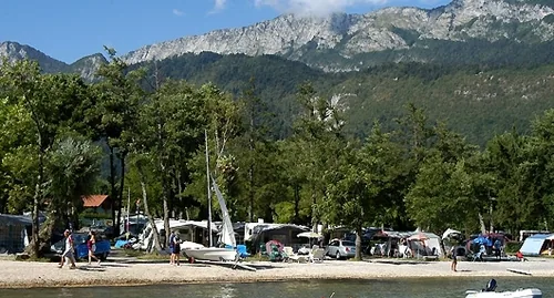Camping International du Lac Bleu à Lathuile, Haute-Savoie (74)