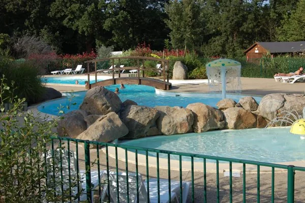 Piscine 3 bassins ; espace enfants, balnéo intégrée