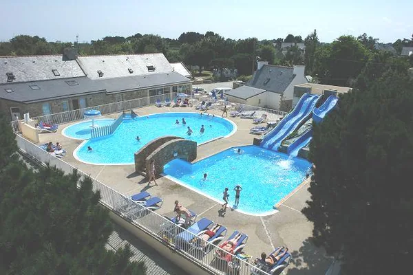 Piscine aquatique chauffée avec toboggans, balnéo et pataugeoire