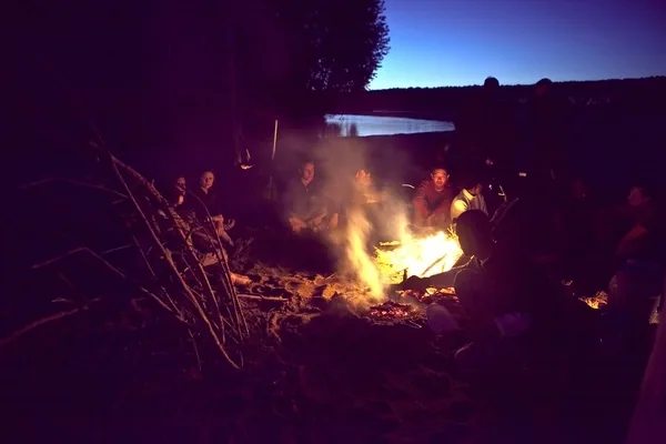début de soirée autour du feu