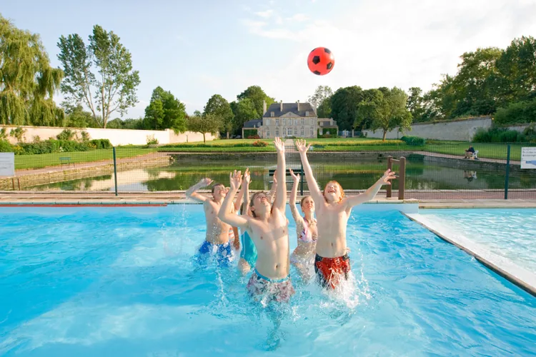 Piscine chauffée au Châgeau de Martragny