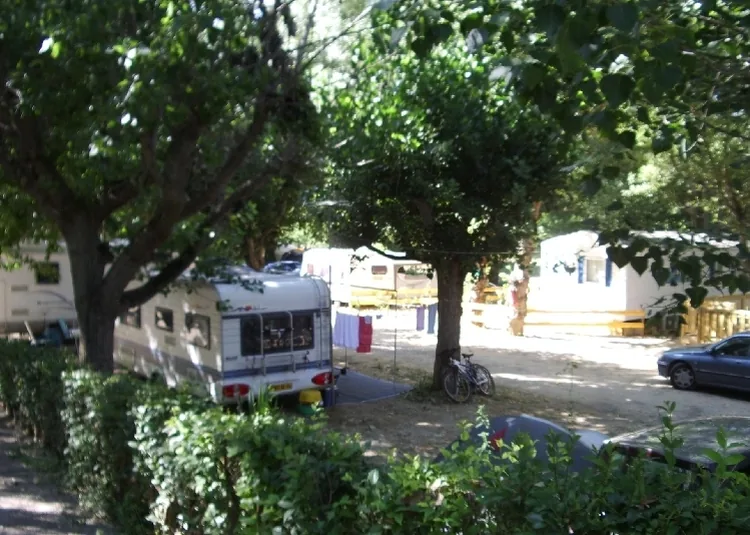 Camping de l'Auzon à Mormoiron, Vaucluse (84)