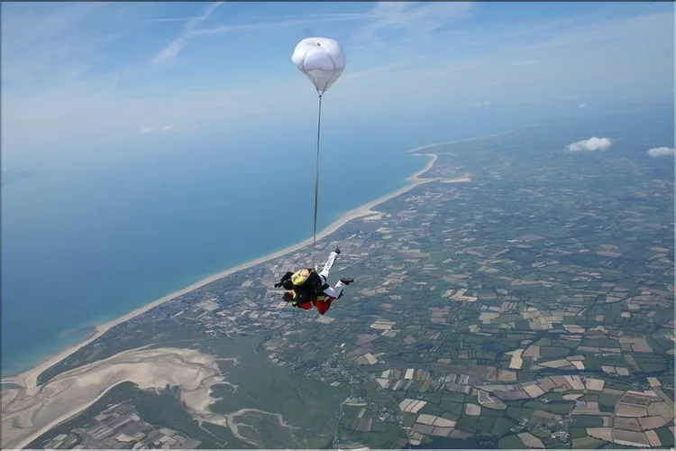Centre École Régional de Parachutisme à Pujaut, Gard (30)