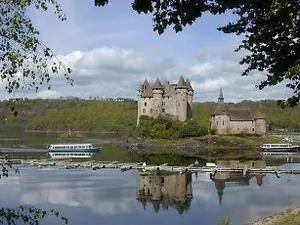 Château fort de Val à Lanobre, Cantal (15)