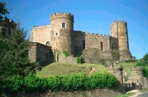 CHÂTEAU de CHOUVIGNY - CHOUVIGNY à Chouvigny, Allier (03)