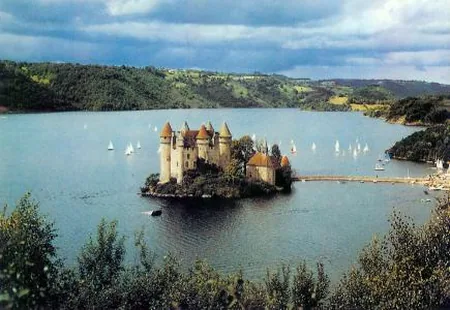 Château de Val à Bort-les-Orgues, Corrèze (19)