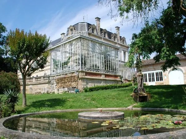 Château de Carbonneau à Pessac-sur-Dordogne, Gironde (33)