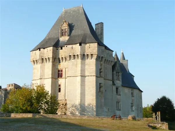Château de Cherveux à Cherveux, Deux-Sèvres (79)