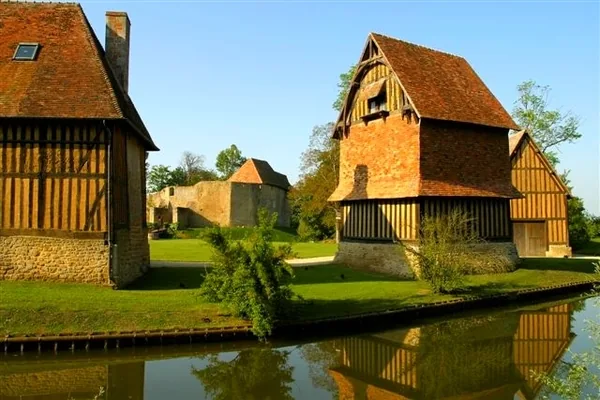 Château de Crevecoeur le Grand à Crèvecoeur-le-Grand, Oise (60)