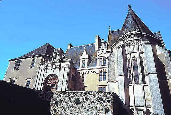 CHATEAU DE VIRE EN CHAMPAGNE à Viré-en-Champagne, Sarthe (72)