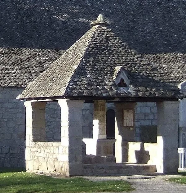 Croix couverte de l'ancien cimetière à Bassignac-le-Haut, Corrèze (19)