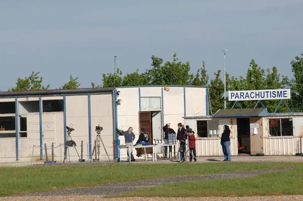 Ecole de Parachutisme du Centre Orléans Loiret à Saint-Denis-de-l'Hôtel, Loiret (45)
