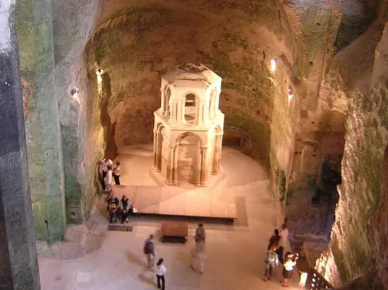 Eglise souterraine Saint-Jean à Aubeterre-sur-Dronne, Charente (16)