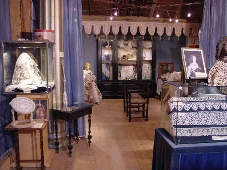 Expomusée les ornements de la Femme à Faucigny, Haute-Savoie (74)