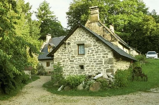Pour vos vacances, hébergement en chambres d'hôtes et gîte d"étape et de séjour. Table d'hôtes.