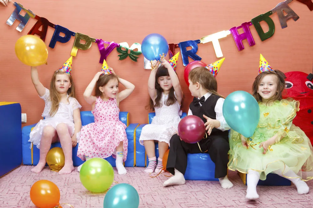 Anniversaire enfant
Au cinéma, déguisements et maquillage, foot en salle, goûter bowling, le petit chef...