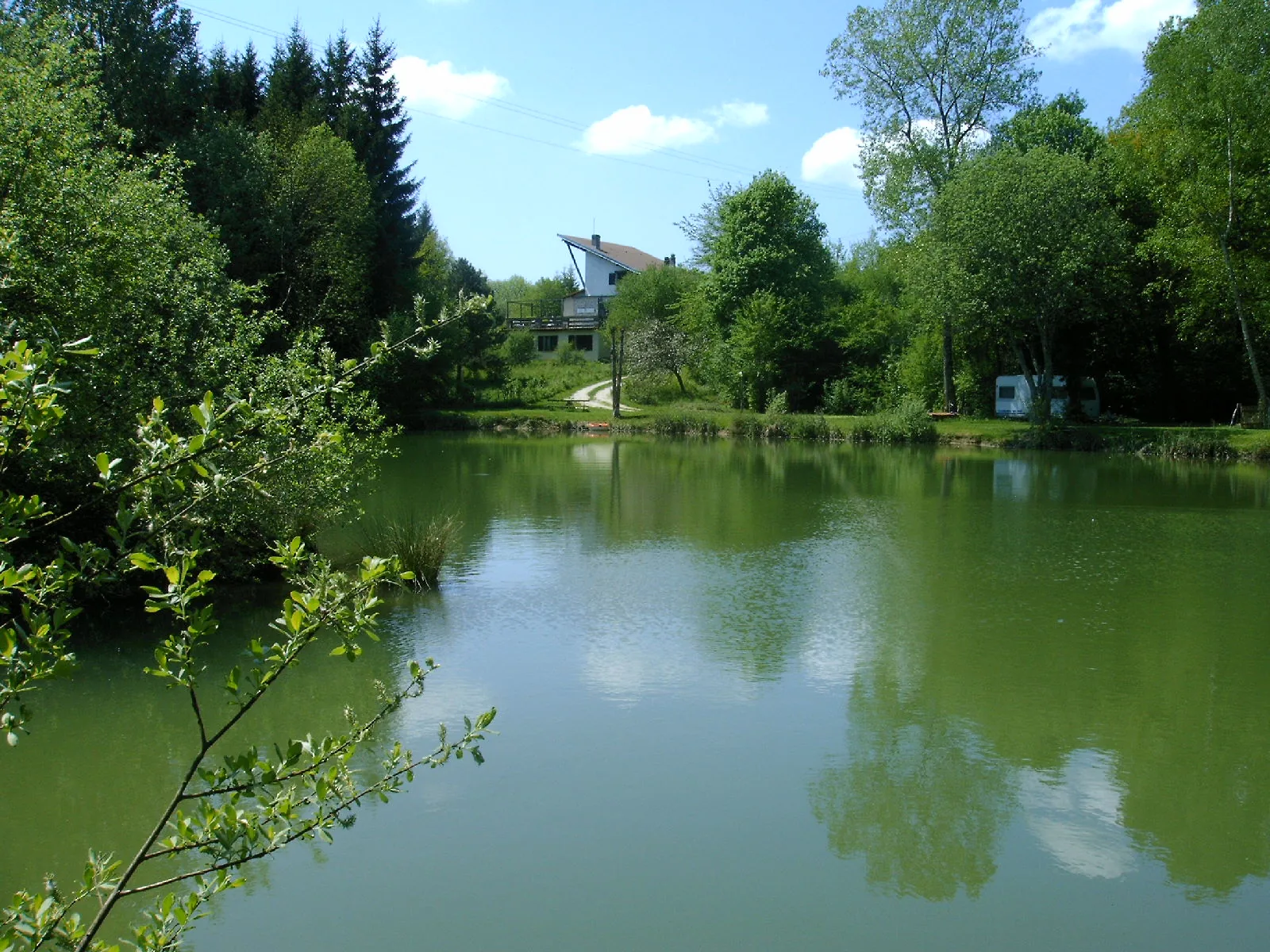 La résidence depuis l'étang