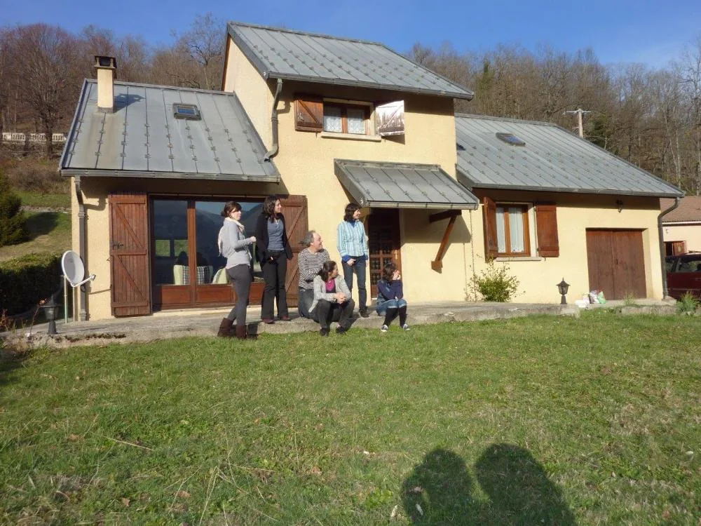 La maison vue du côté du soleil. Lavue qu'offre la maison est absolument magnifique. Cette maison est parfaite pour 10 personnes. Elle offre tout l'équipement intérieur pour passer de bonnes vacances.
