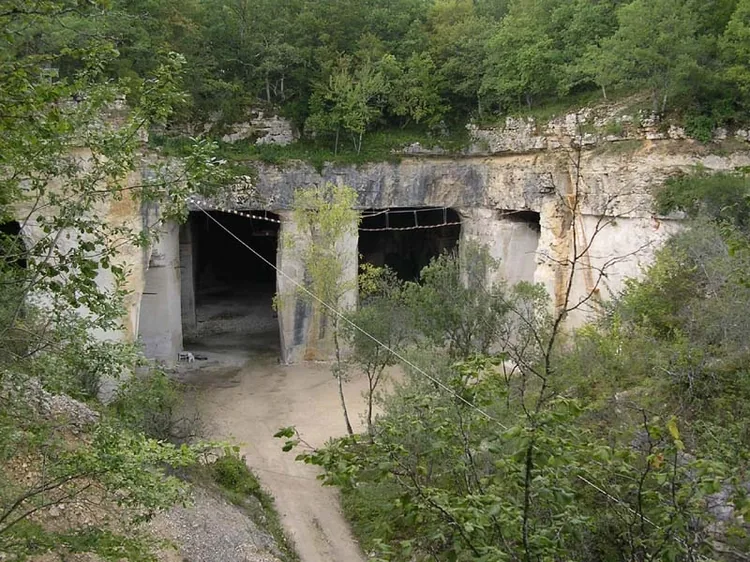 La Grotte de Champ Retard à Coutarnoux, Yonne (89)
