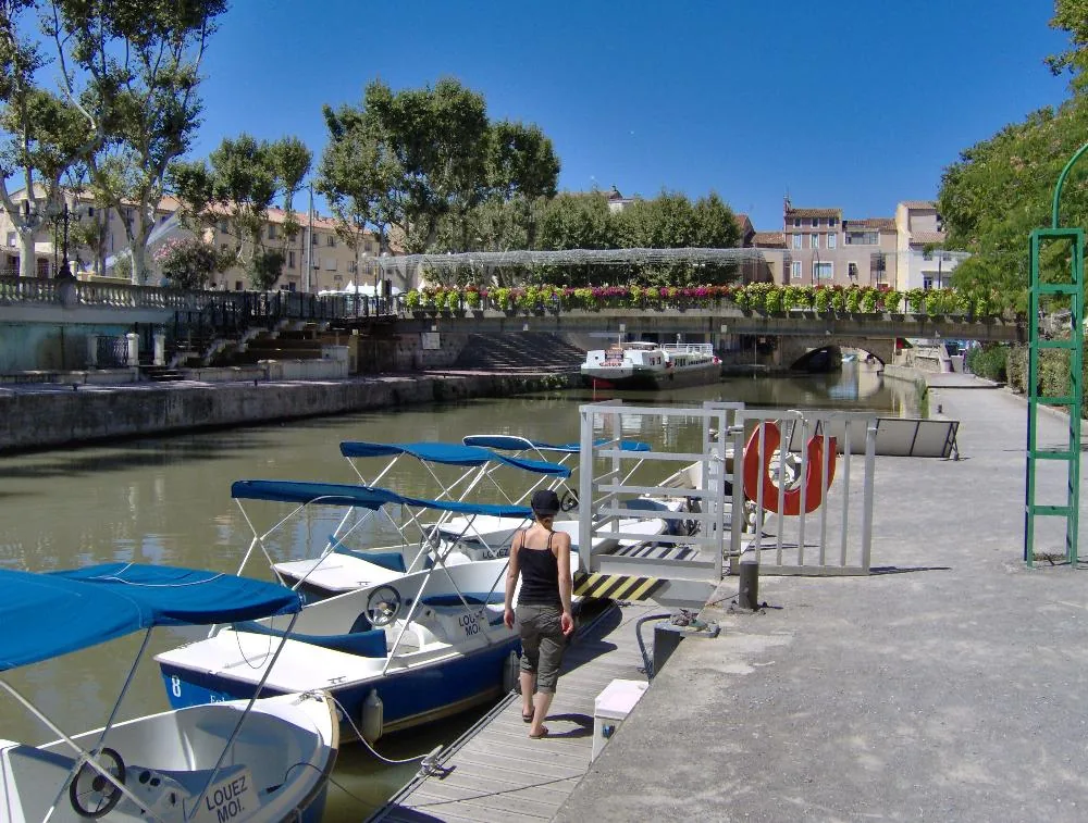 L' EMBARCADERE  NARBONNE
Location de bateaux electriques sans permis
Pont des marchands-Passerelle des Barques-Les berges de la Robine
Accès conseillé par le Quai Victor Hugo.GPS 43.1814682/ 3.0078874
Parking gratuit à proximité. Réservation fortement conseillée 24 h à l'avance

