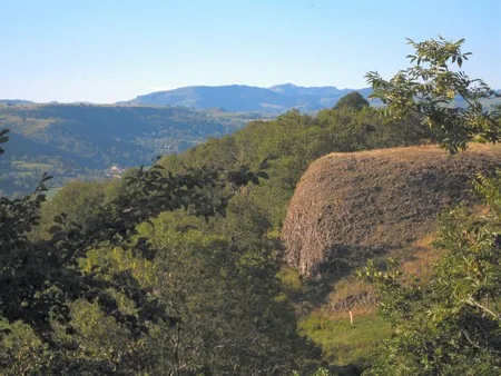 Le Rocher de Las Clauzades à Vic-sur-Cère, Cantal (15)