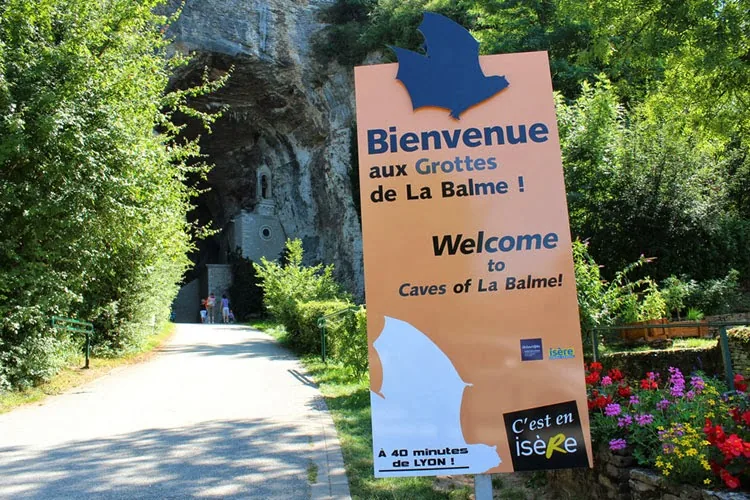 Les Grottes de La Balme - Porche d'entrée