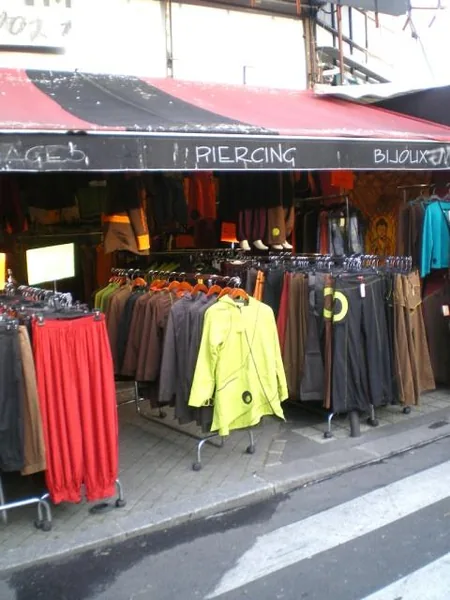 Le Marché aux Puces de Paris Saint-Ouen à Saint-Ouen, Seine-Saint-Denis (93)