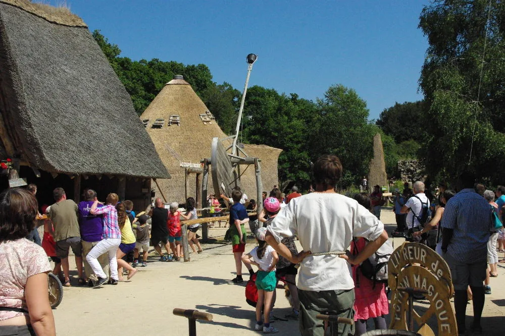  Village Gaulois : jeux en famille, idéal pour familles avec jeunes enfants. Parc du Radôme : activités de loisirs, tourisme scientifique et culturel, jeux pour enfants et balades découvertes en famille, à Pleumeur-Bodou sur la Côte de Granit Rose, près de Lannion et Perros-Guirec dans les Côtes d'Armor en Bretagne.
