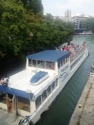 Le Canotier - Passage d'écluse sur le Bassin de la Villette 