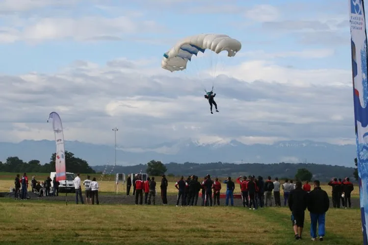 Pau Parachutisme Passion à Lasclaveries, Pyrénées-Atlantiques (64)