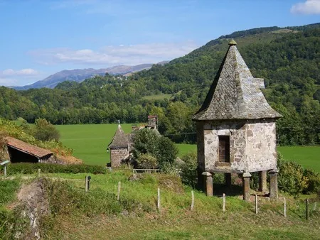 Pigeonnier de la Prade à Vic-sur-Cère, Cantal (15)