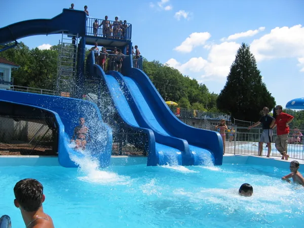 Piscine aquarécréative d'été à Collonges-la-Rouge, Corrèze (19)