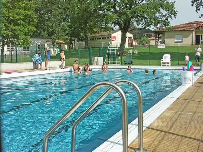 Piscine en plein air à Brillac, Charente (16)