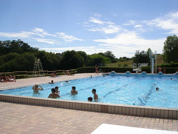 Piscine municipale d'été à Uzerche, Corrèze (19)