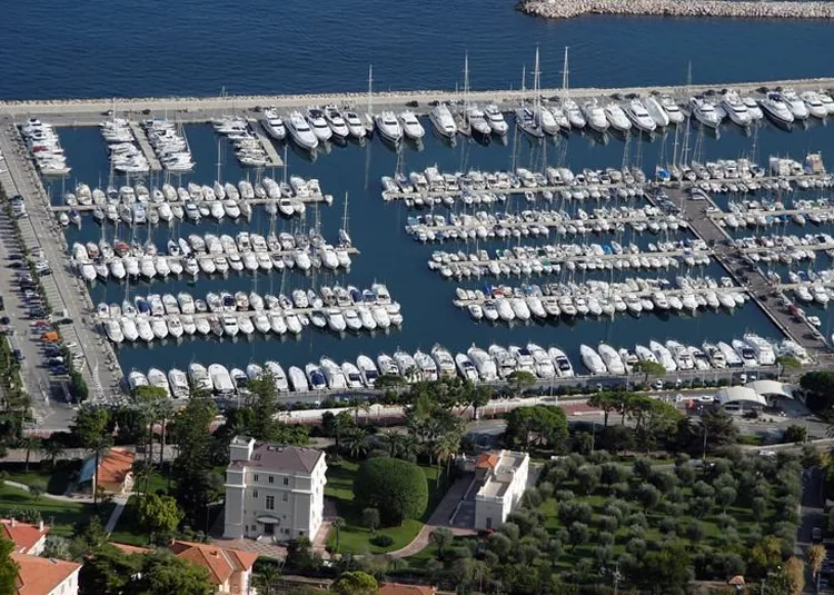 Port de Beaulieu-sur-Mer à Beaulieu-sur-Mer, Alpes-Maritimes (06)