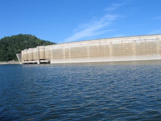 Retenue du Barrage de Bort-Les-Orgues à Bort-les-Orgues, Corrèze (19)