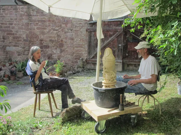 SolOeuil - Sculpture en pierre de Jaumont, 80 x 20 x 20 cm HLP 2010, et le sculpteur en dialogue avec une interessée lors d'une exposition à Gambach/RFA en 2011
