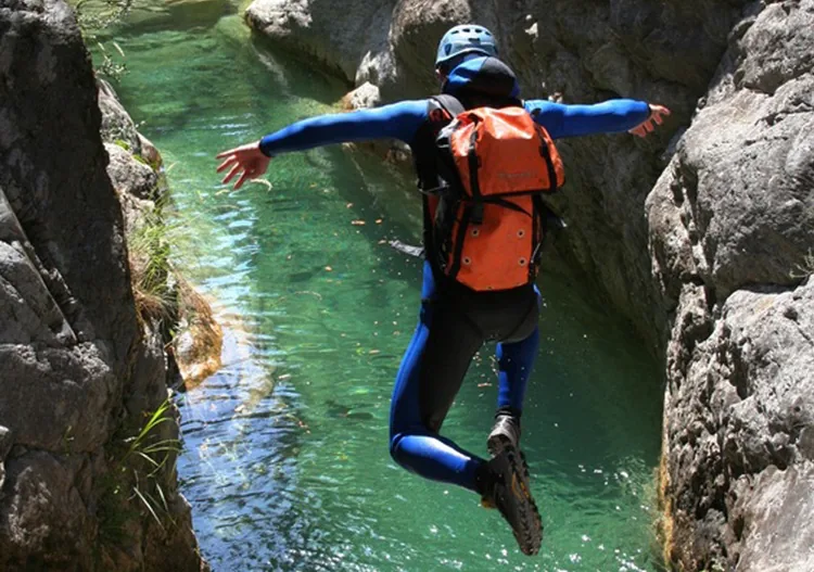 Sorties canyoning, escalade, spéléo, rappel géant à Ailhon, Ardèche (07)