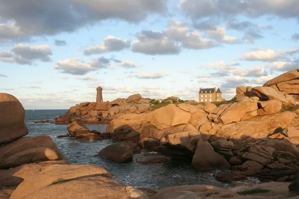 Côte de Granit Rose : espace littoral limité à une vingtaine de kilomètres fait de criques, plages, rochers, ilots, unique en France par sa géologie (granite à la teinte rosée ou rouge), livrant des paysages côtiers d'une beauté exceptionnelle. Ici : le site de Ploumanach (Perros-Guirec).