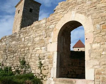 Vestiges du château médiéval de Chevreaux à Chevreaux, Jura (39)