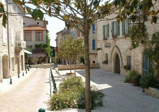 VÉZÉNOBRES, village de caractère